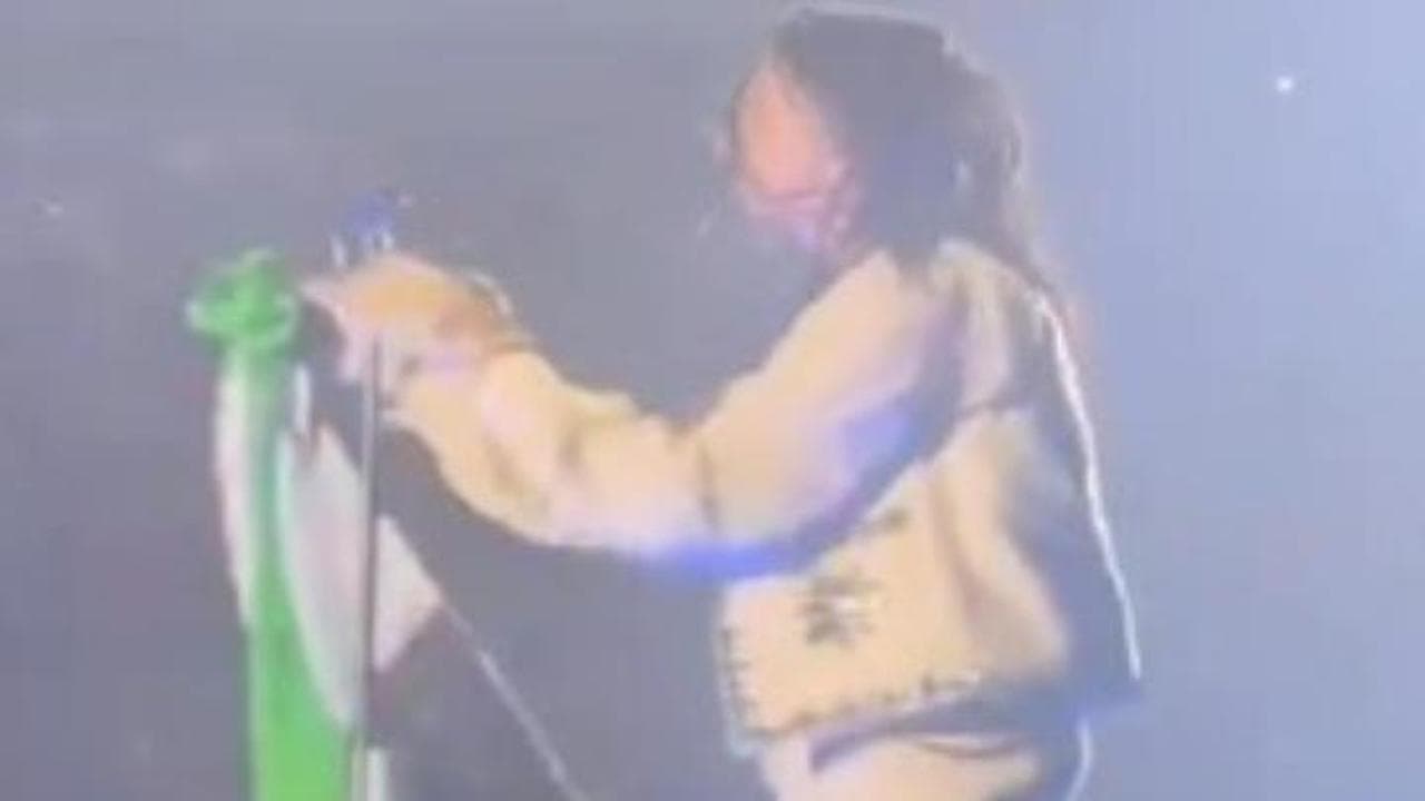 Milano, Ghali canta con la bandiera della Palestina