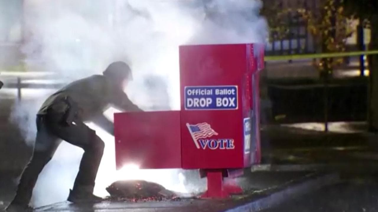 Oregon, a Portland incendiate molte caselle elettorali per il voto alle prossime elezioni