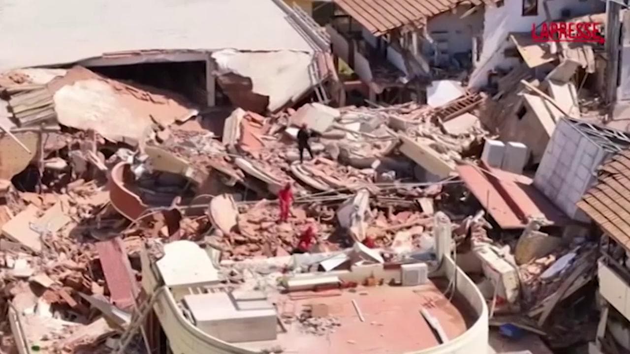 Crolla un hotel in Argentina, i vigili del fuoco cercano i dispersi sotto le macerie