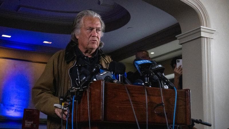 Stati Uniti, Steve Bannon esce dal carcere: “Sono più energico che mai”. E lancia il rush finale a Trump
