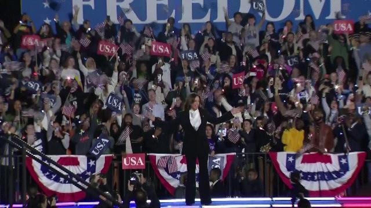 Washington, grande folla per Kamala Harris: "La scelta è fra libertà per tutti o divisoni e caos"