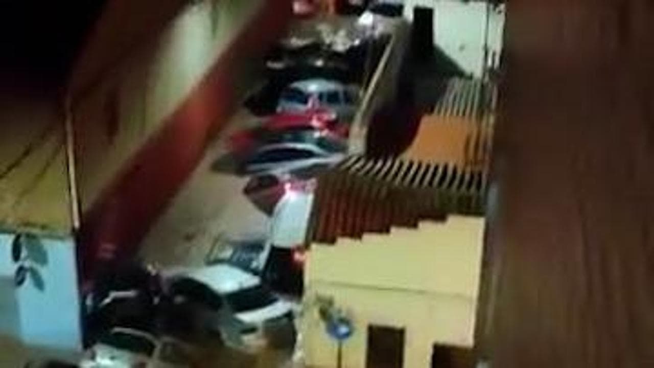 Spagna, tempeste e alluvioni: a Valencia decine di automobili trasciante via da una marea di acqua e fango