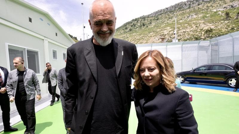 La premier Giorgia Melon e il primo ministro albanese, Edi Rama, nel centro migranti a Shengjin