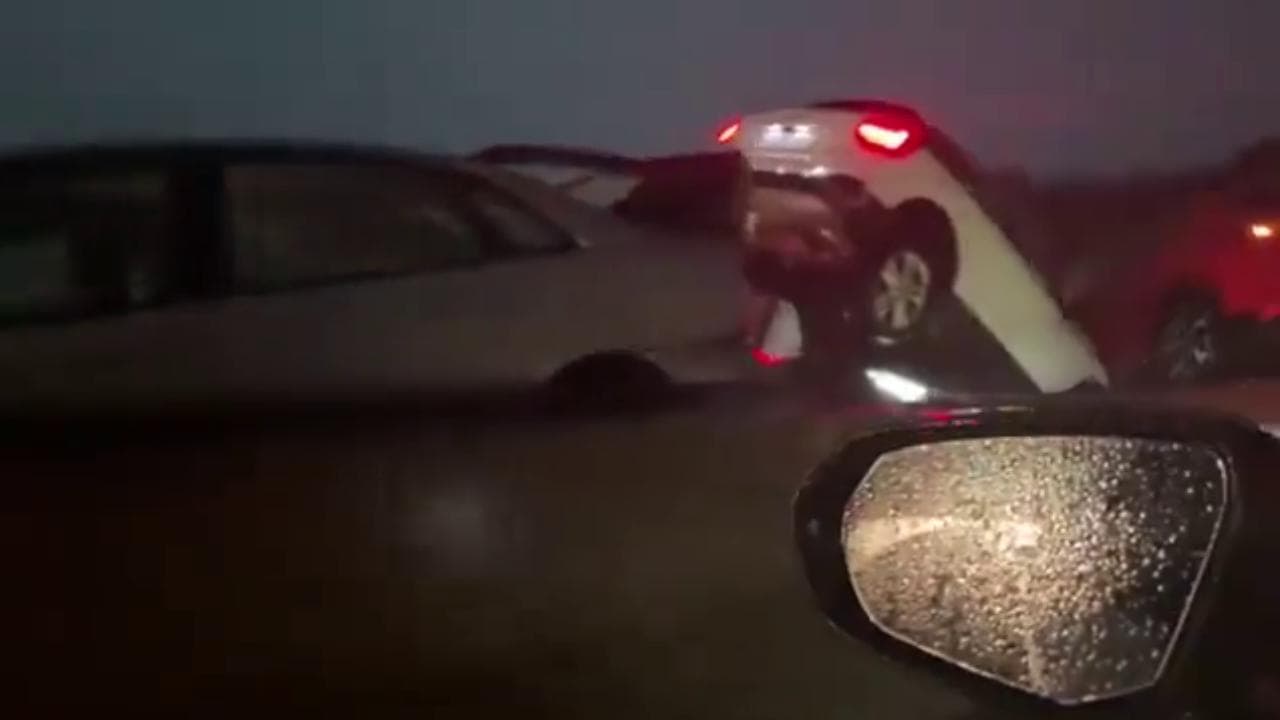 Alluvione a Valencia, incidenti a catena in autostrada: le immagini