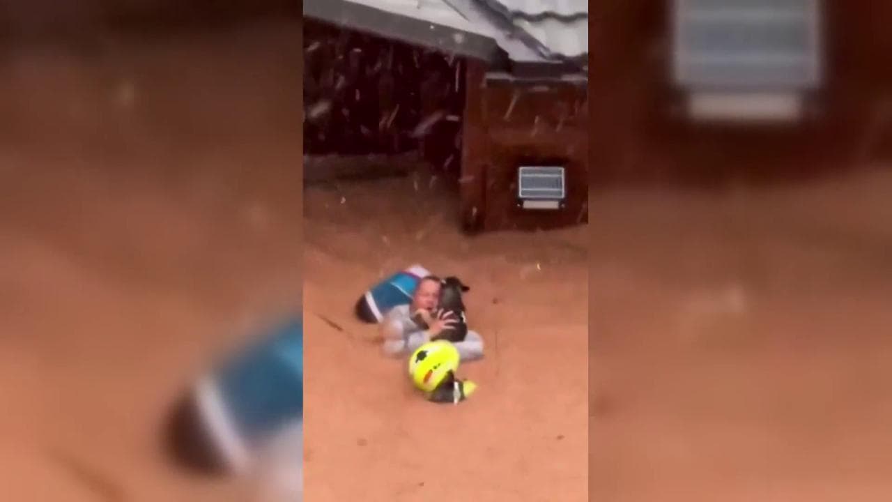 Valencia, il drammatico salvataggio di una donna e del suo cane quasi sommersi dall’acqua