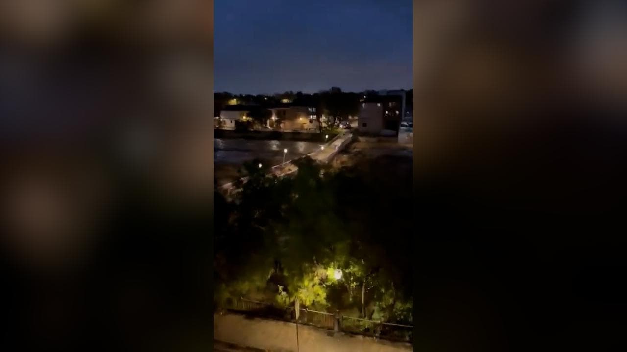 Alluvioni in Spagna, Valencia in ginocchio: il ponte di Paiporta viene spazzato via dalla furia del fiume in piena