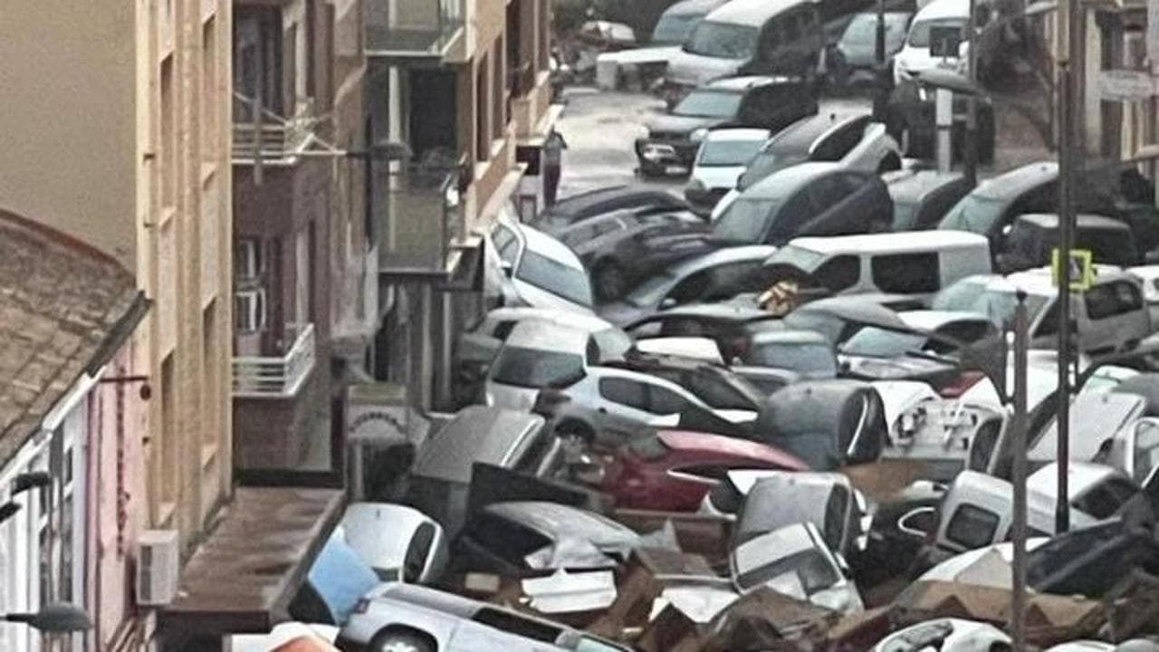 Spagna, catastrofe climatica: l'acqua trascina tutto. Montagne di automobili accatastate