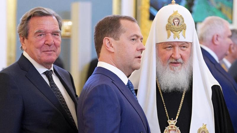 Gerhard Schroeder con Dmitrij Medvedev e il patriarca russo Kirill