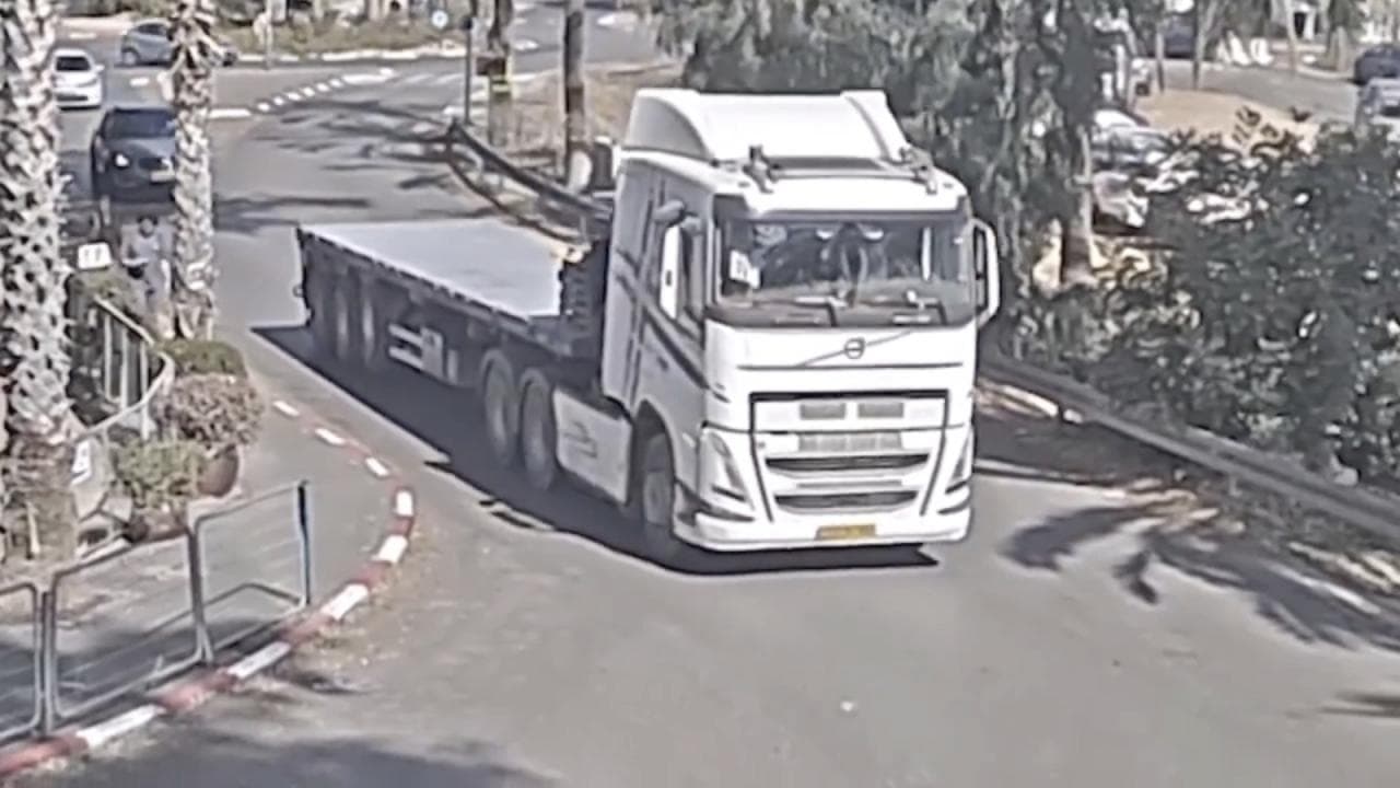 Tel Aviv, diffuse le immagini del Tir che si è schiantato alla fermata del bus