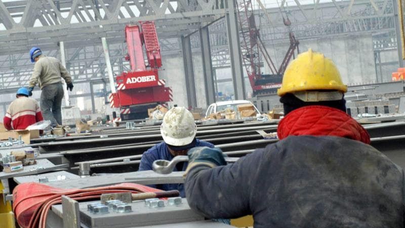 Lavoro, un nuovo assunto su quattro è straniero. Le donne guadagnano il 28% in meno degli uomini