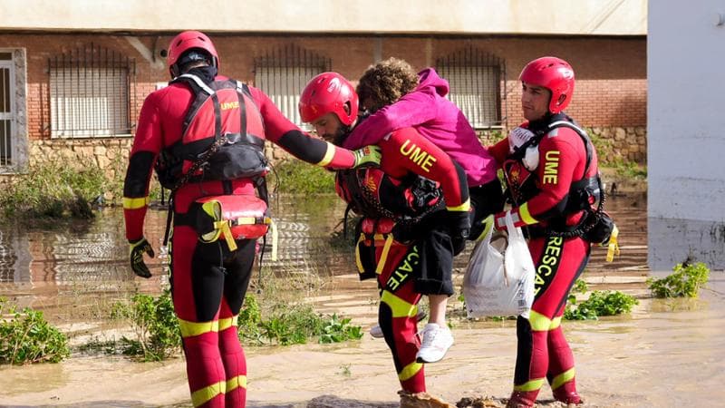 Ritardi nell’allerta, lavoratori non protetti e squadre di emergenza non pronte: in Spagna già esplodono le polemiche politiche dopo l’alluvione