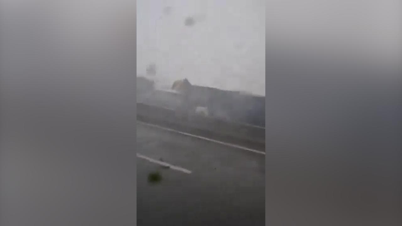 Alluvione in Spagna, a Valencia una tromba d'aria si abbatte sull'autostrada: auto e camion vengono rovesciati