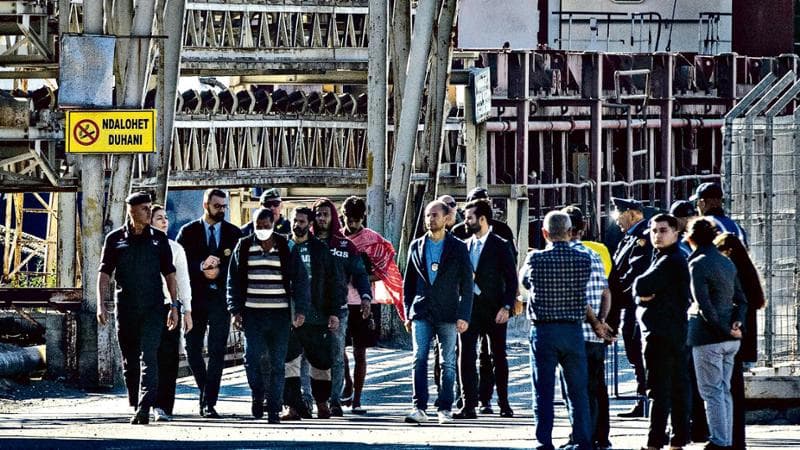 16/10/2024 È approdata nel porto albanese di Shengjin la nave Libra della Marina militare italiana, con a bordo il primo gruppo di migranti destinati ai centri di accoglienza . A gruppi di 4, i 16 immigrati hanno percorso a piedi le poche decine di metri che separano la banchina dall'ingresso dell'hotspot allestito all'interno del porto.