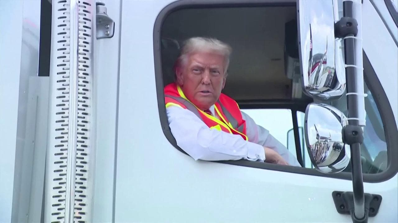 Trump sale su un camion della spazzatura con un giubbotto da netturbino. Ai suoi elettori: "Siete il cuore e l'anima dell'America"