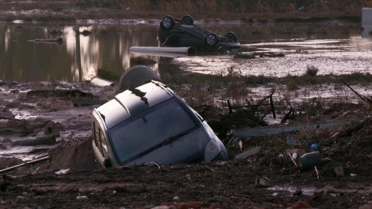 Alluvione in Spagna, a Utiel si lavora per liberare le strade dal fango e dai detriti