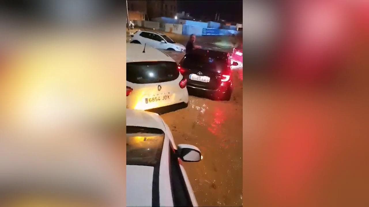 Alluvione a Valencia, il videoracconto del lavoratore intrappolato: "Incredibile, guardate dove sono"