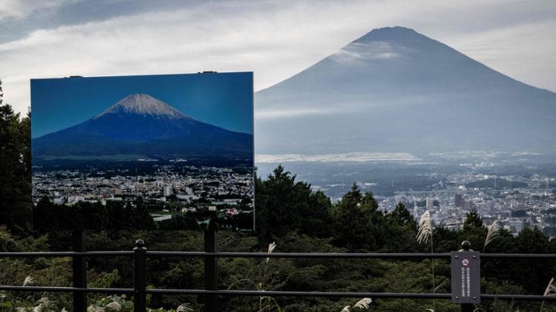 Giappone, Monte Fuji ancora senza neve a fine ottobre, mai successo. Meteo: “Prima sbiancata il 6 novembre”