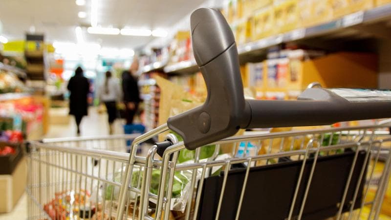 L’inflazione torna a crescere, più 0,9% a ottobre. E il carrello della spesa sale del 2,2%: “Sono 256 euro in più all’anno per una famiglia tipo”