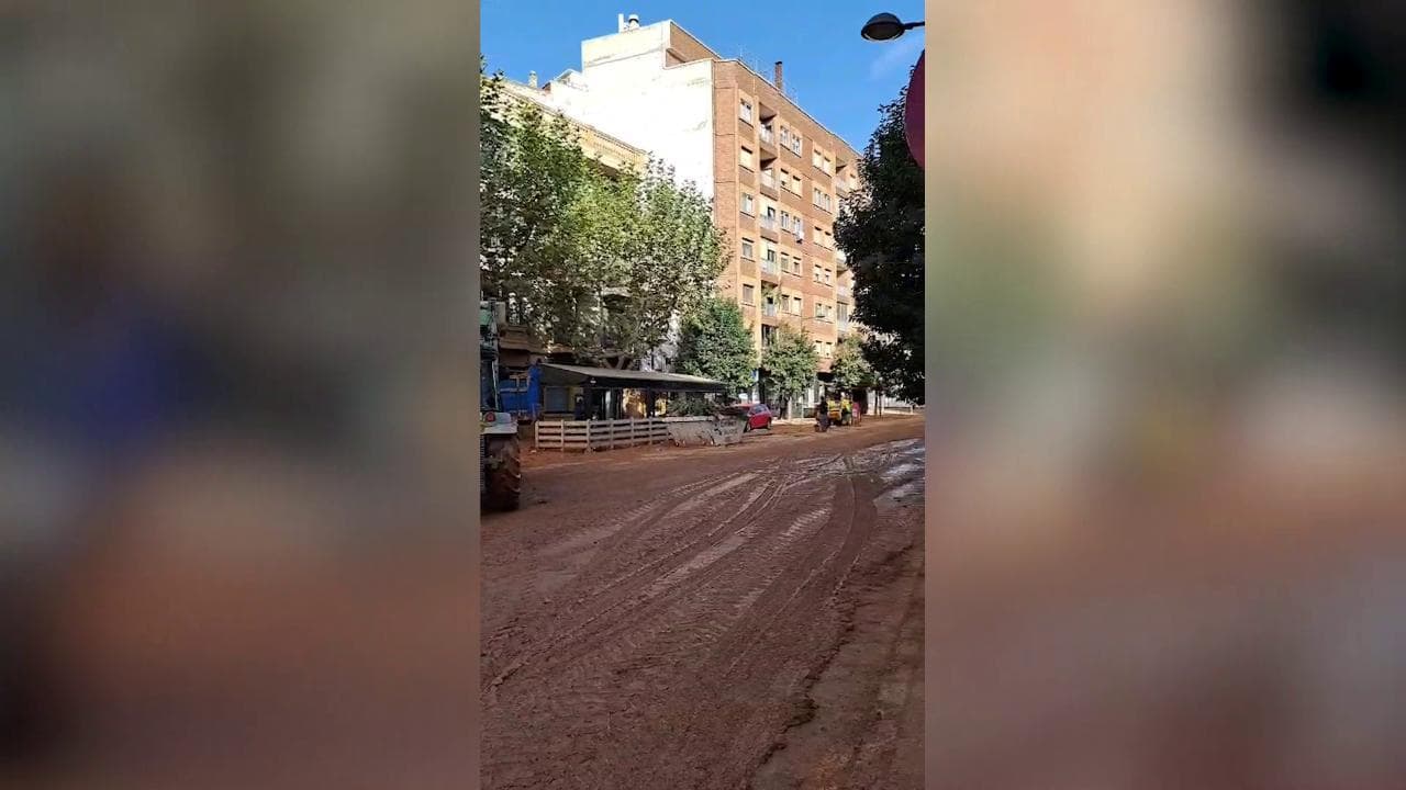 Il racconto esclusivo da Utiel: tra fango e acqua, si lavora per liberare le strade