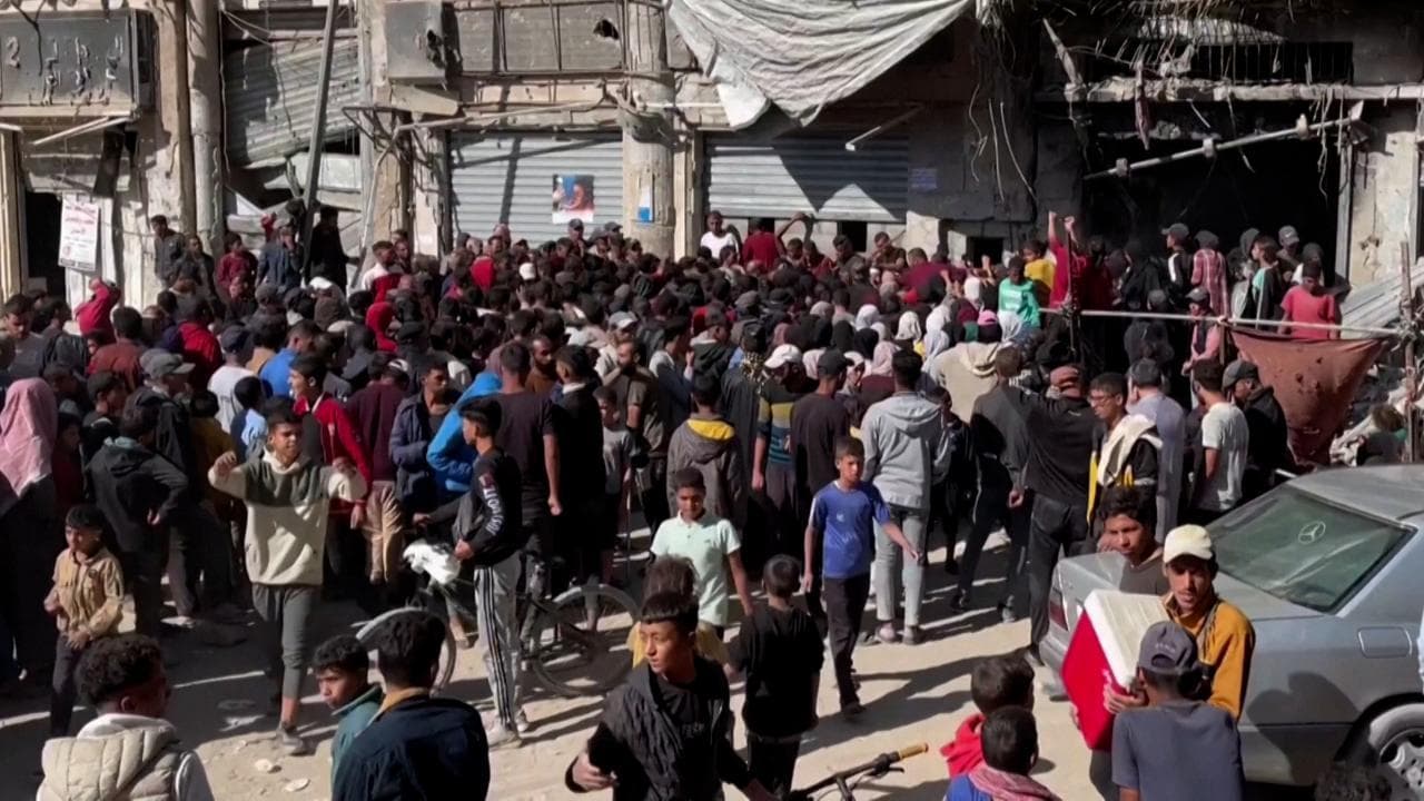 Gaza, l'assalto ai forni per il pane. La Fao: "C'è il rischio di una carestia"