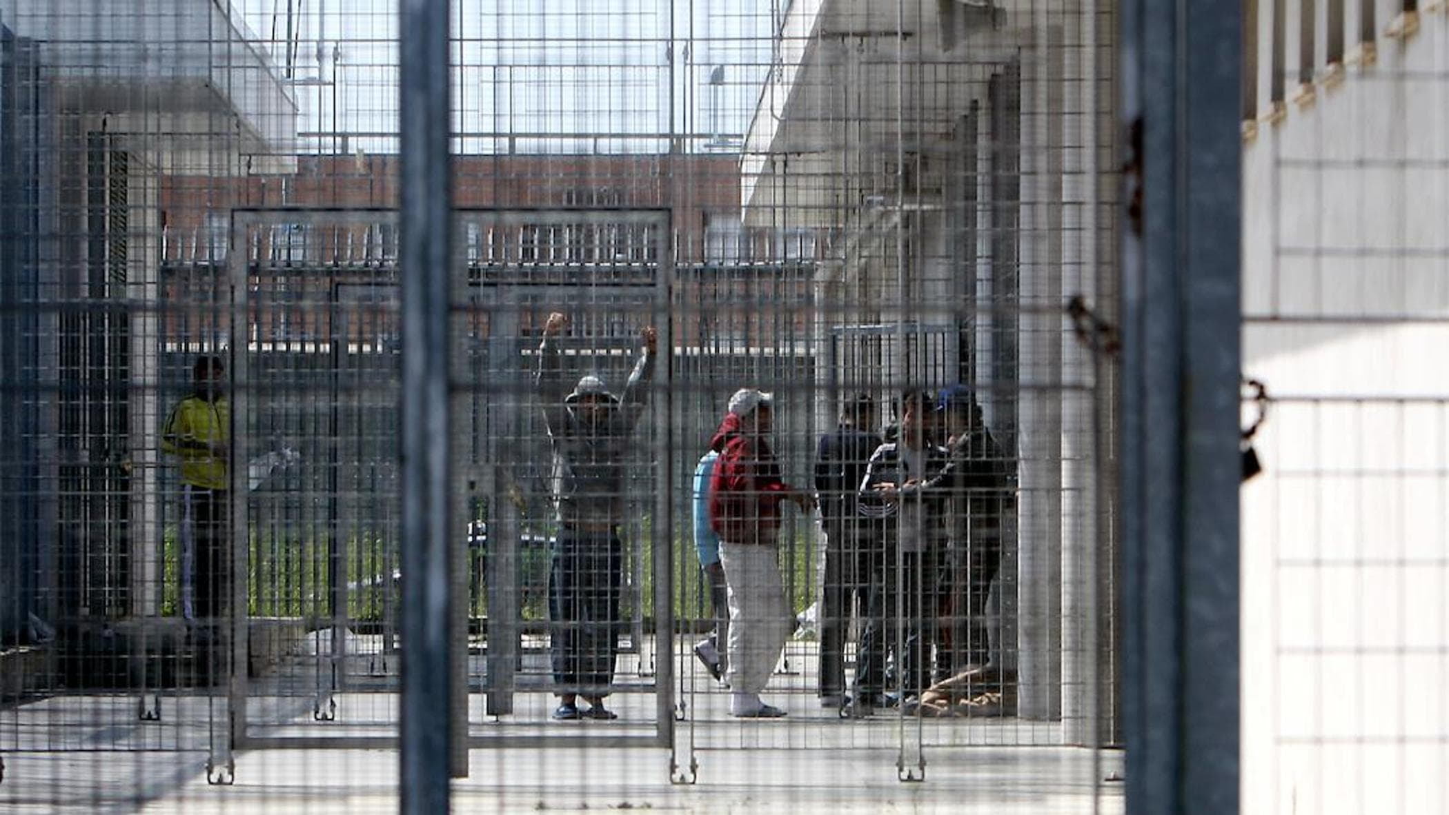 Göçmenler, “Kafeslerde kilitli”: Ponte Galeria CPR'nin cehennemine yolculuk: ciddi gözaltı koşulları ve temel hakların ihlali