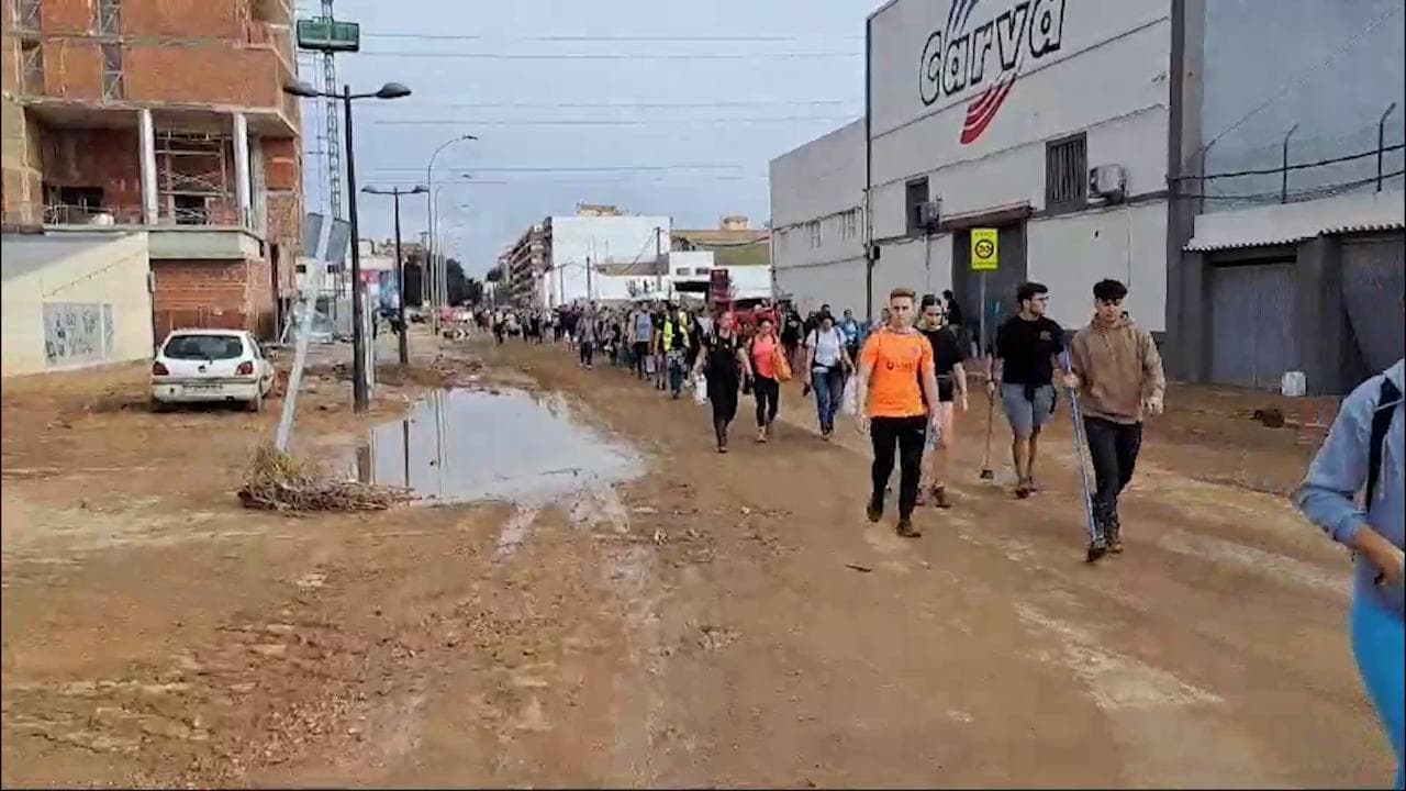 Gli angeli del fango di Valencia: "Quest'anno festeggiamo Halloween così, aiutiamo gli anziani soli"