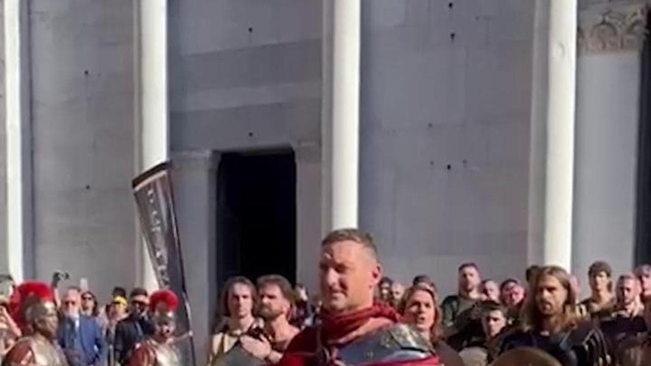 Francesco Totti gladiatore a Lucca per il lancio di "Gladiator II" di Ridley Scott