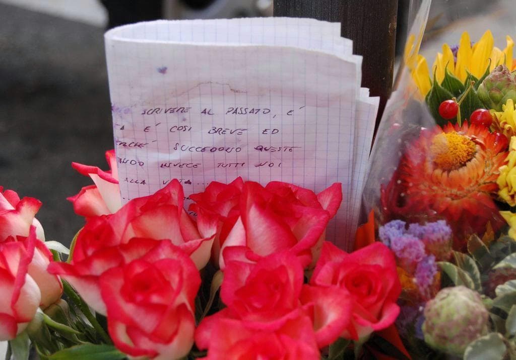 Fiori e messaggi sul luogo in cui Delfino uccise Antonella Multari a Sanremo