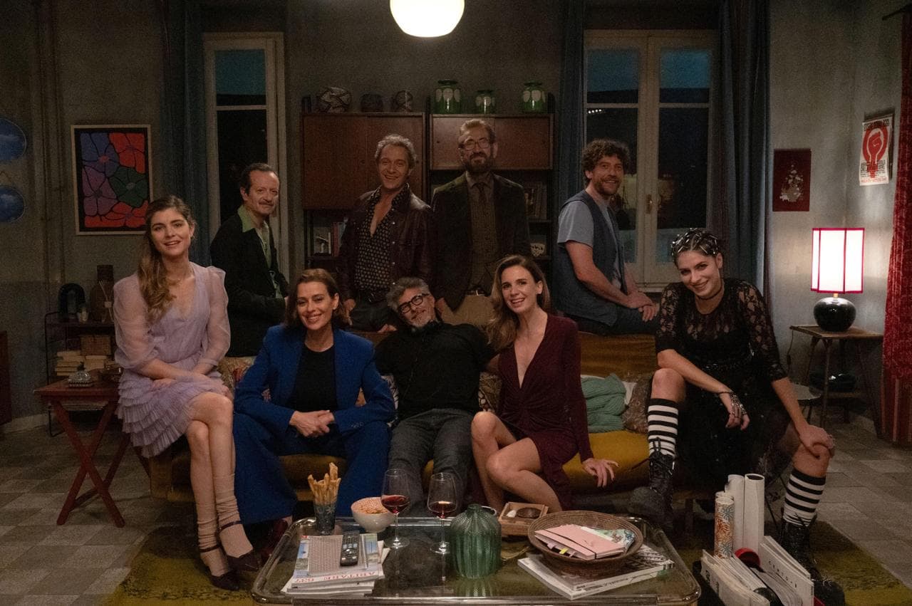 Il regista con il cast di "FolleMente": da sinistra, Vittoria Puccini, Rocco Papaleo, Claudio Santamaria, Marco Giallini, Maurizio Lastrico, Maria Chiara Giannetta; sedute accanto al regista, Claudia Pandolfi e Emanuela Fanelli