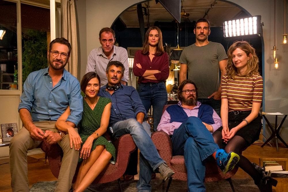 Genovese, al centro, con il cast di "Perfetti sconosciuti" sul set del 2016: da sinistra Marco Giallini, Anna Foglietta, Valerio Mastandrea, Kasia Smutniak, Edoardo Leo, Alba Rohrwacher e, seduto, Giuseppe Battiston