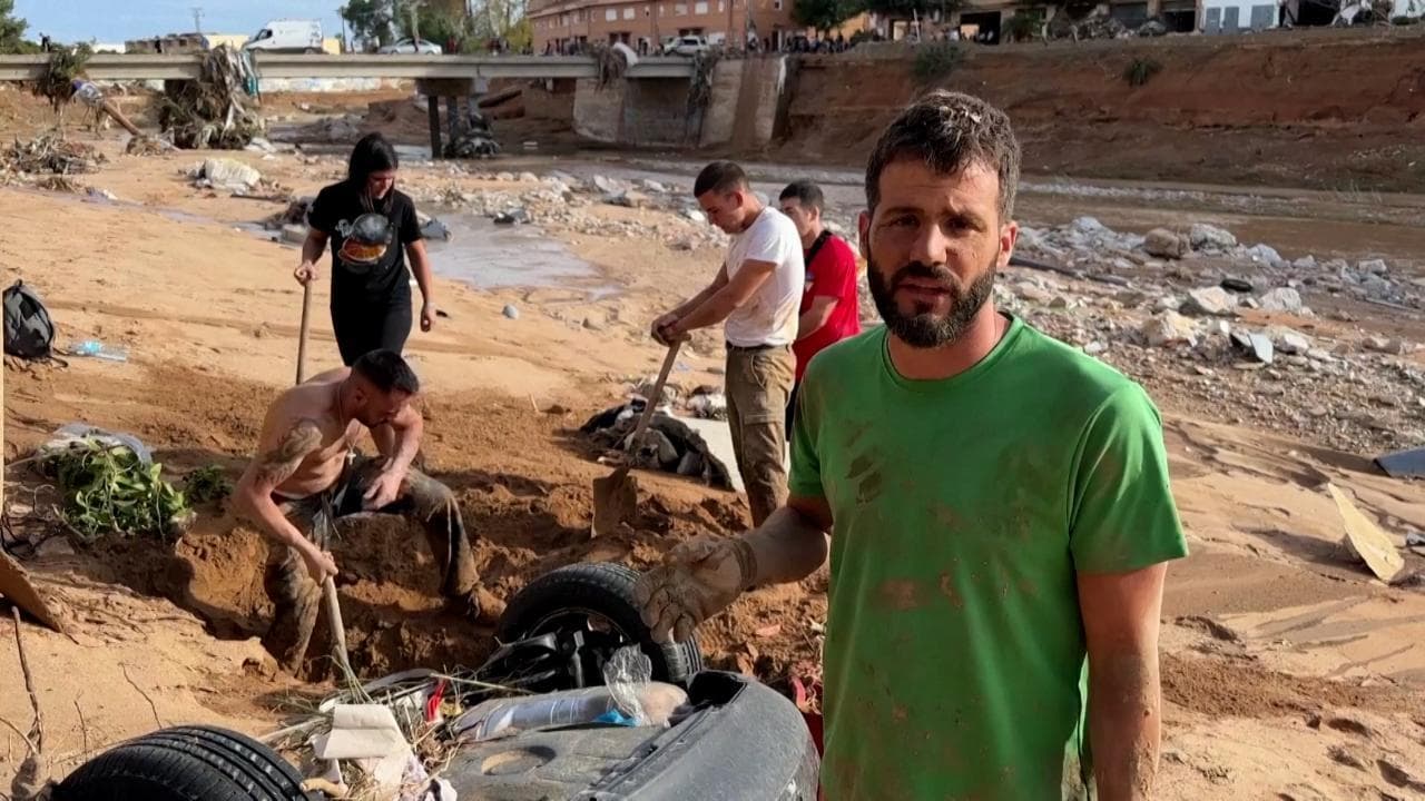Spagna, la lotta di residenti e volontari per rimuovere il fango: "Ancora tante macchine sepolte, forse ci sono persone dentro"