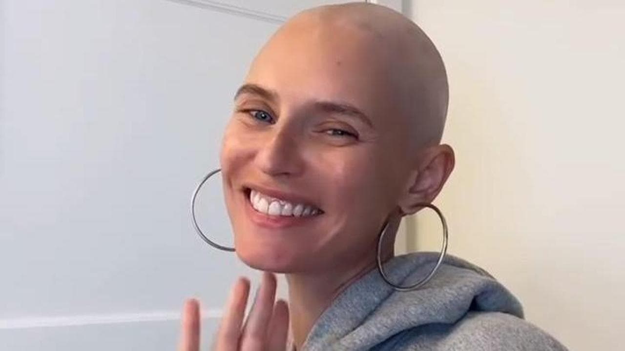 Bianca Balti si rasa i capelli a zero e posta il video: "L'ho fatto"