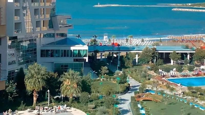 Il resort in Albania dove alloggiano gli agenti di polizia italiani
