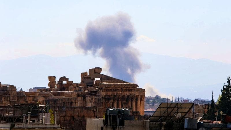 Il fumo delle esplosioni scatenate dai bombardamenti israeliani proprio a ridosso del sito archeologico di Baalbek, Libano&nbsp;
