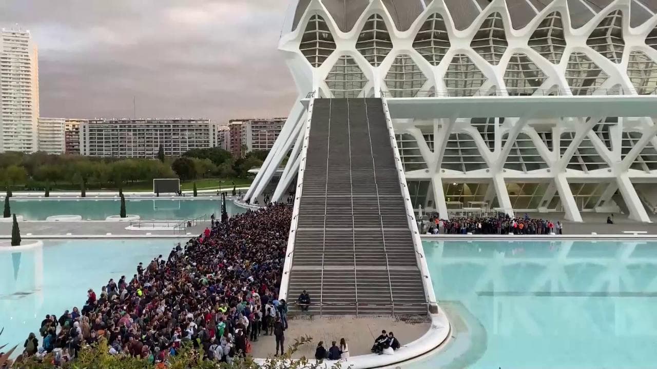 Valencia, la Città delle scienze invasa dai volontari: in migliaia in fila con scope e secchi