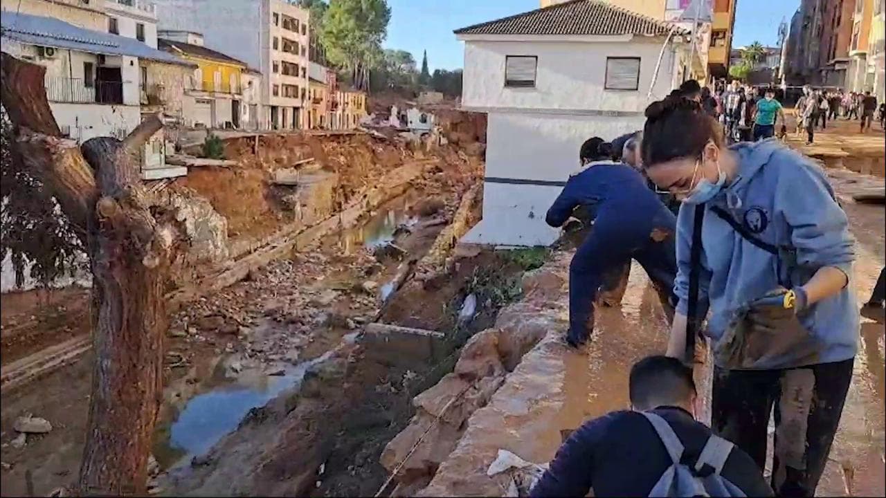 Strade spazzate via dall'acqua e case sbriciolate. L'appello disperato del paese spagnolo di Chiva: "Da soli non possiamo farcela"