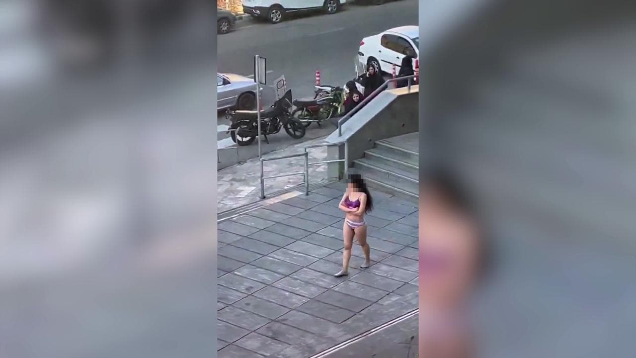 Iran, studentessa filmata dalla sicurezza dell'università mentre cammina nel cortile dell'ateneo senza vestiti