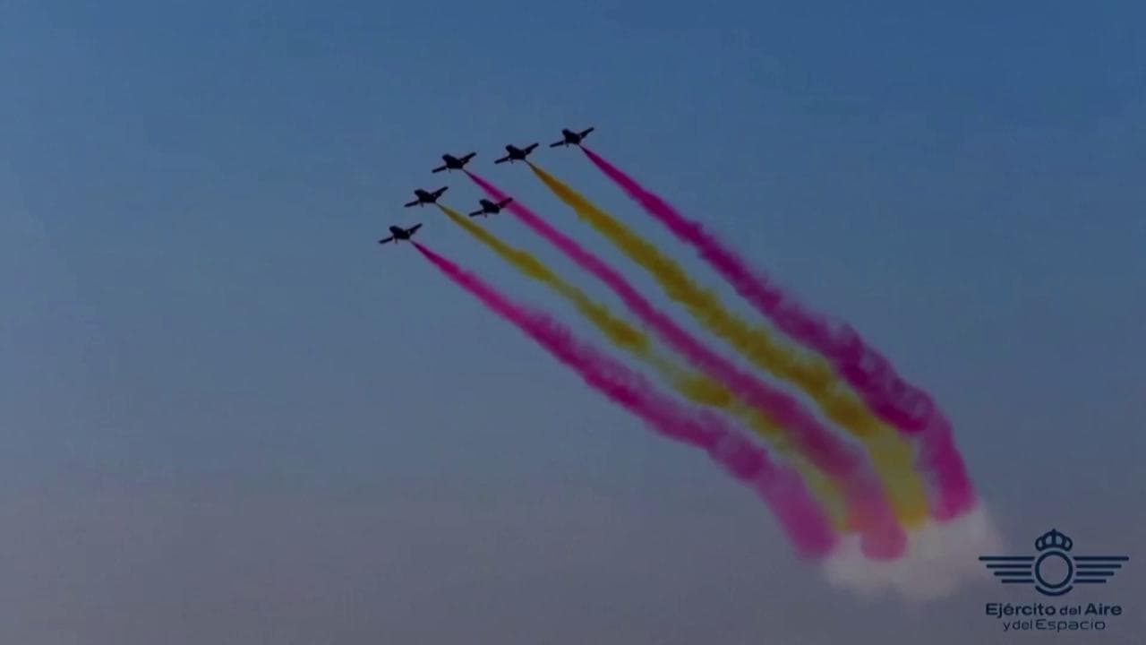 L'omaggio in cielo della pattuglia acrobatica spagnola alle vittime di Valencia