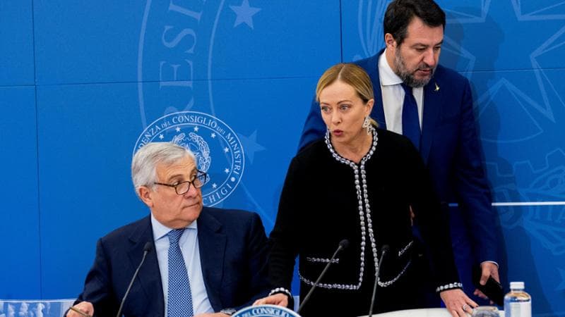 La premier Giorgia Meloni (al centro) con i due vice Antonio Tajani (a sinistra) e Matteo Salvini (a destra)
