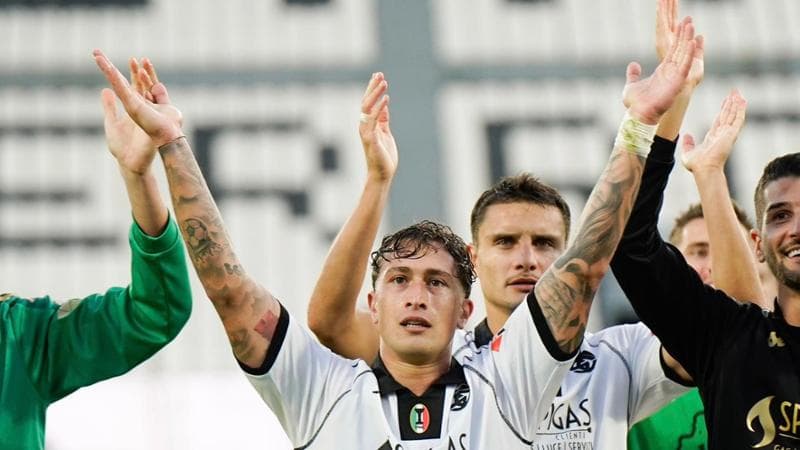 I giocatori dello Spezia festeggiano la vetta della classifica