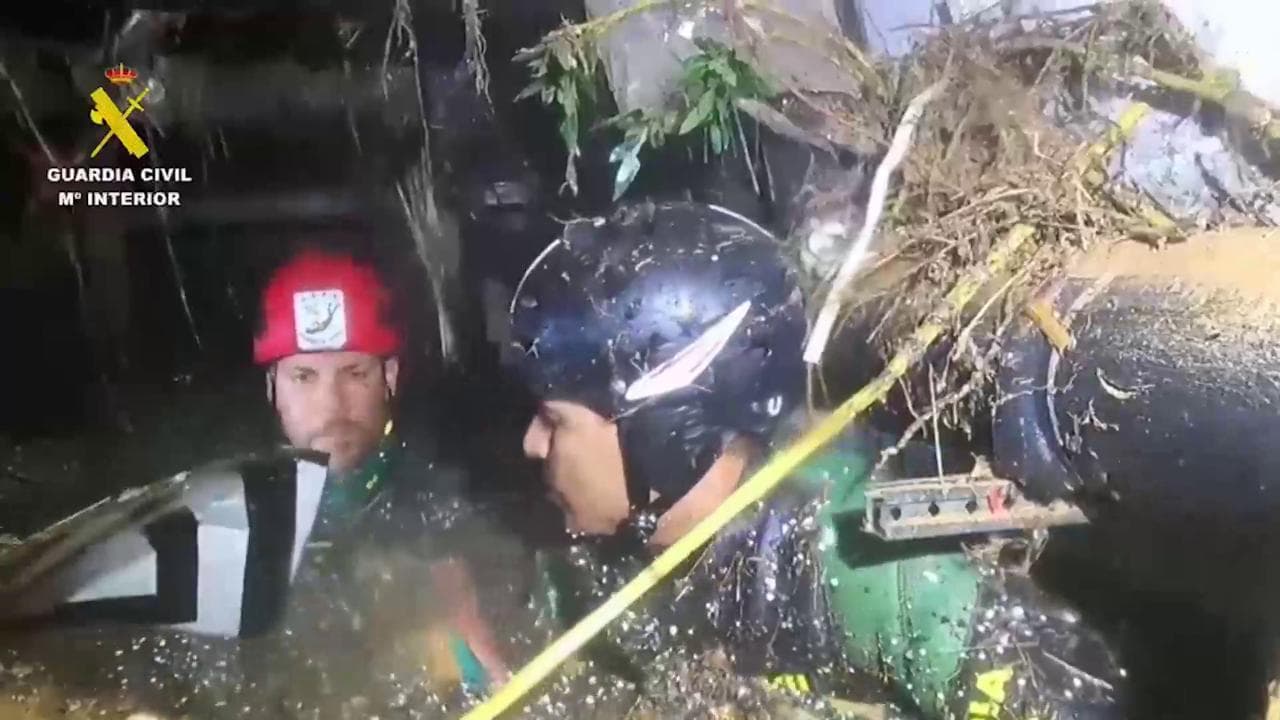 Alluvione a Valencia, i sub cercano i dispersi negli edifici e garage inondati