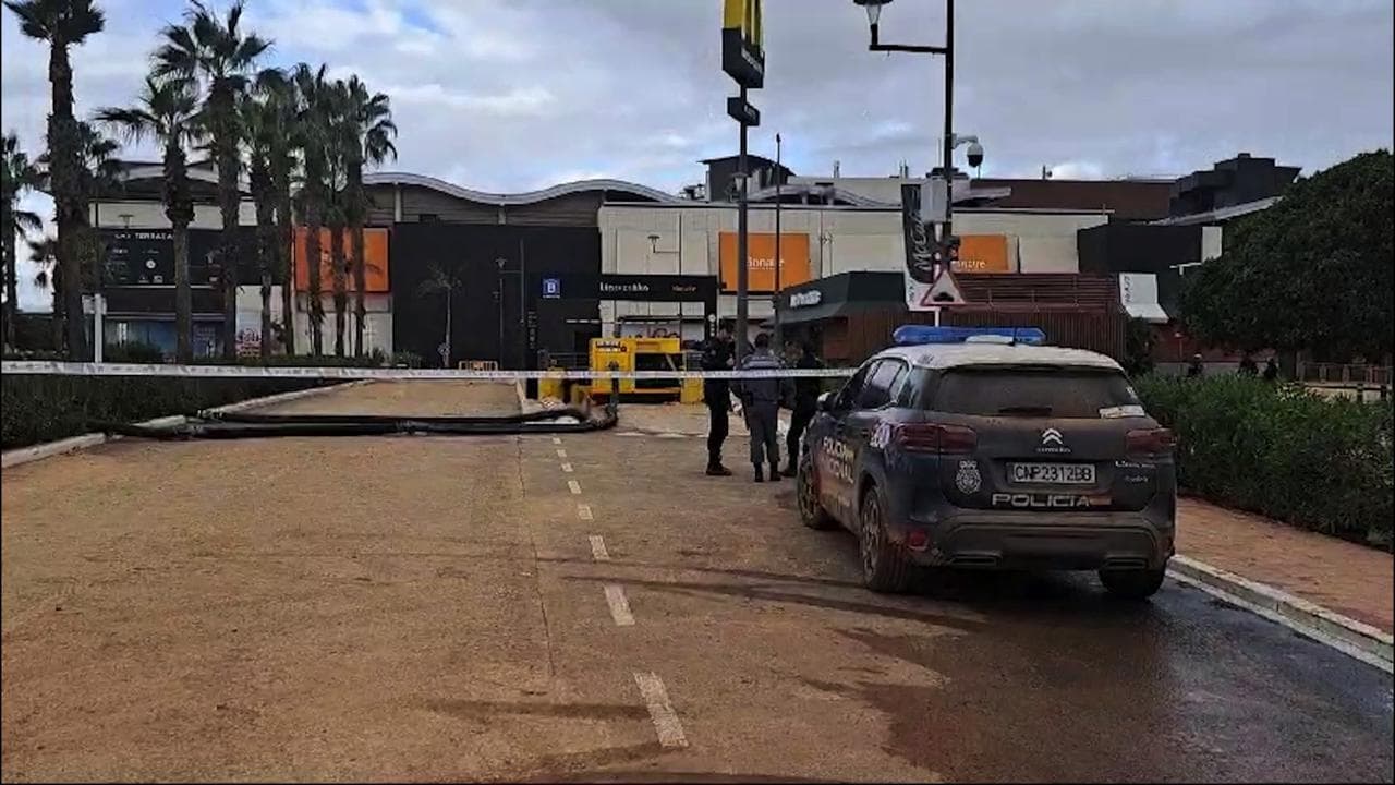 Valencia, l'idrovora al lavoro nel centro commerciale Bonaire