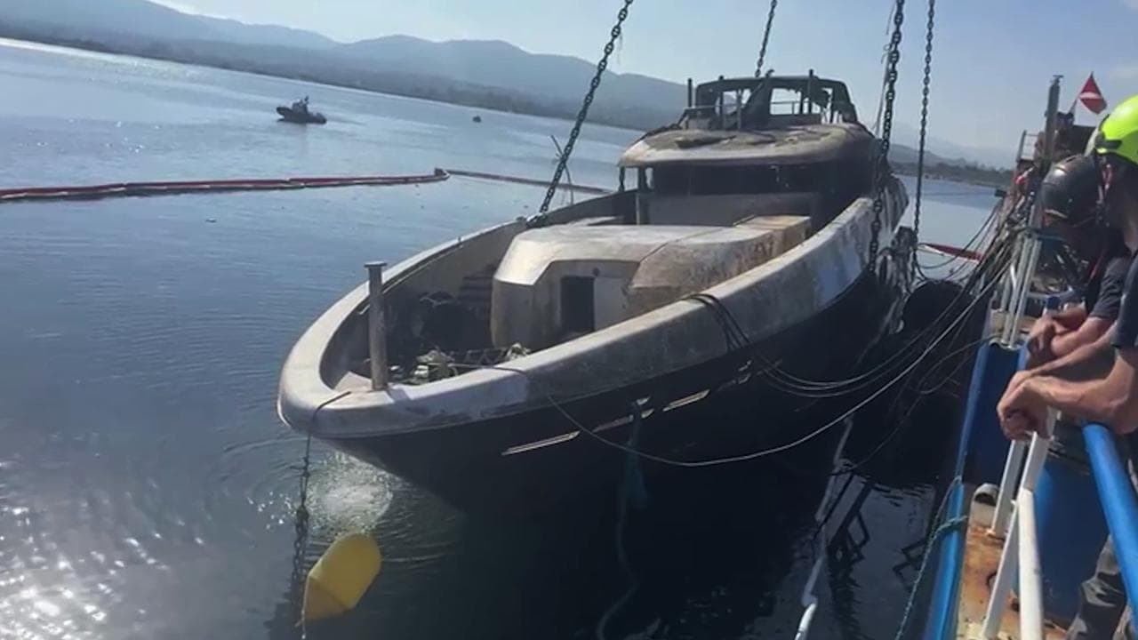 Olbia: le operazioni di recupero dello yacht Atina, affondato ad agosto dopo un incendio