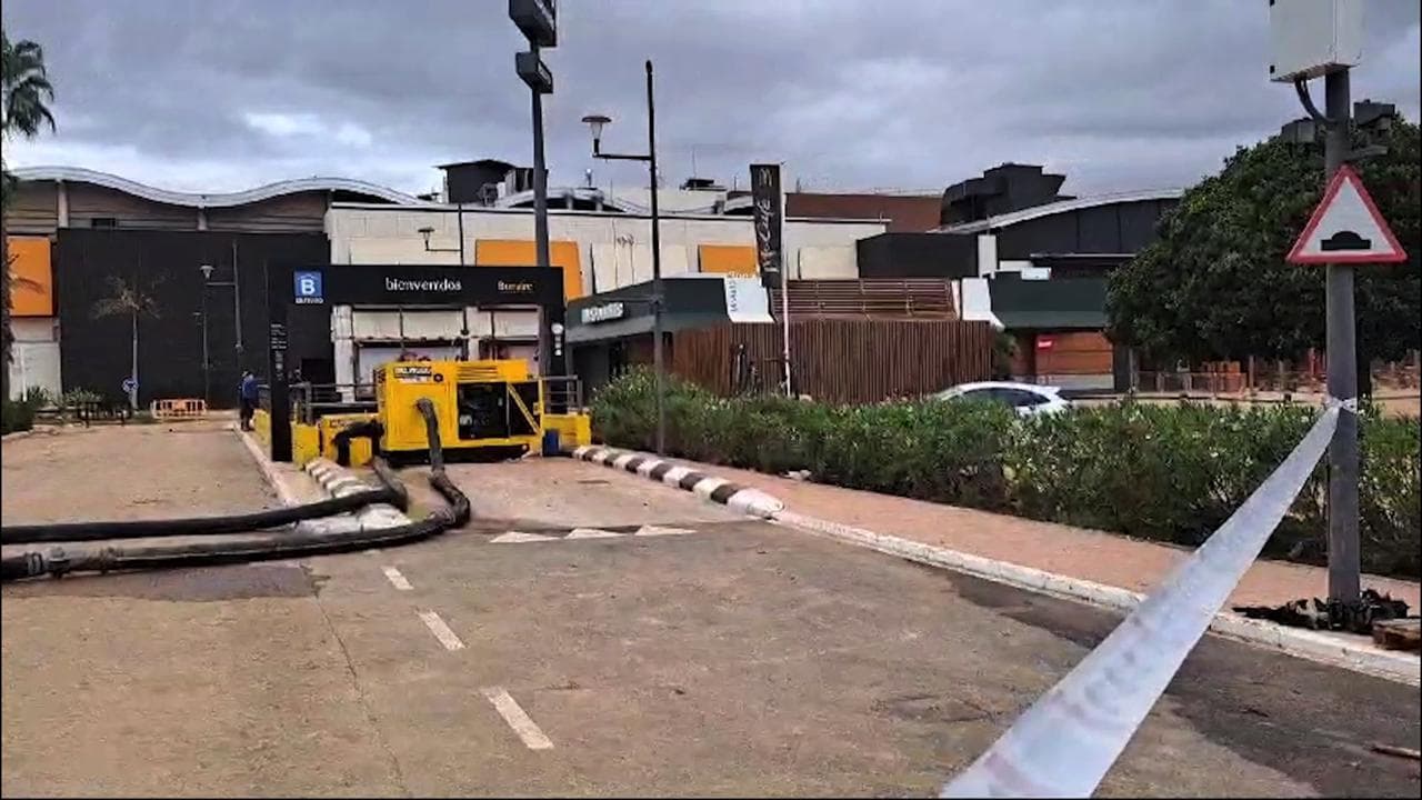 Valencia, l'idrovora al lavoro nel centro commerciale Bonaire