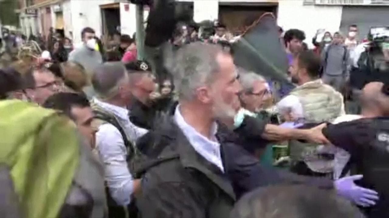 Spagna, "Assassino!": re Felipe contestato a Paiporta