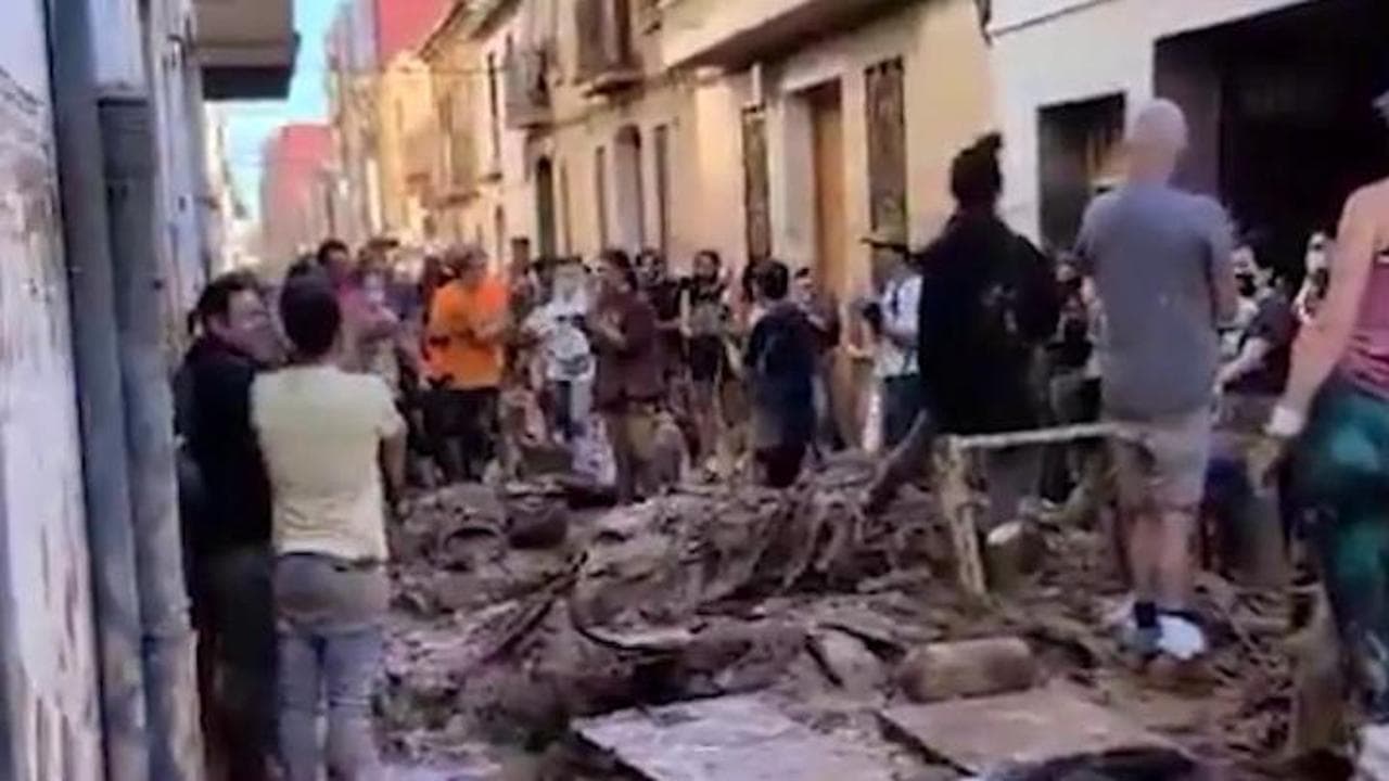 Spagna, gli angeli del fango si fermano dal lavoro nelle strade per cantare l'inno della comunità valenciana