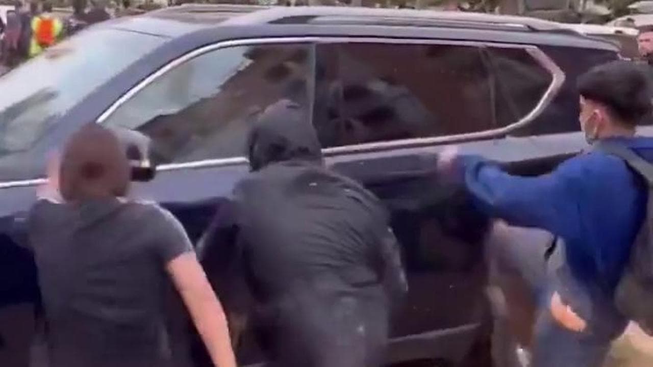 Spagna, il premier Sanchez contestato sui luoghi dell'alluvione: l'auto presa d'assalto dai contestatori
