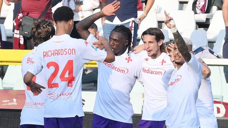 Kean festeggiato dopo il gol vittoria