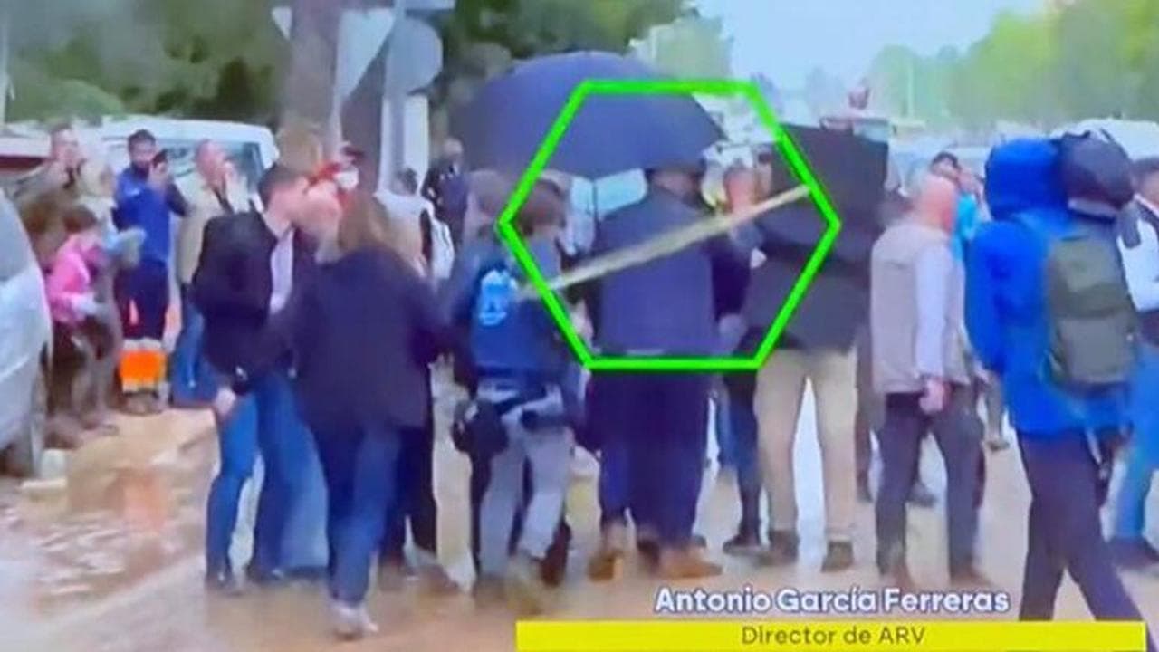 Alluvione in Spagna, il premier Sanchez colpito alle spalle da un bastone