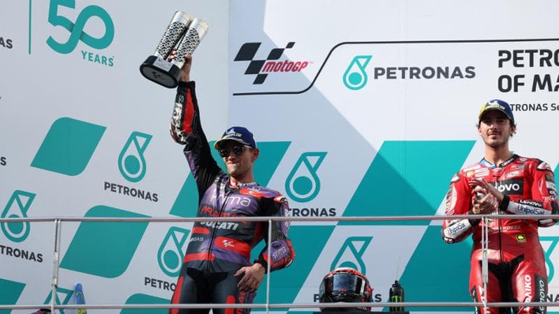 Bagnaia vince, ma festeggia Martin